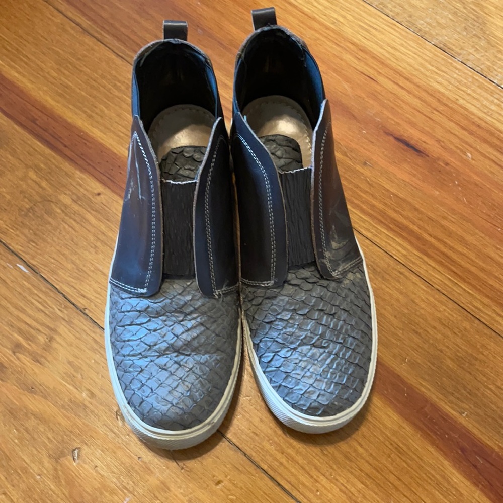 Kaanas slip on sneakers